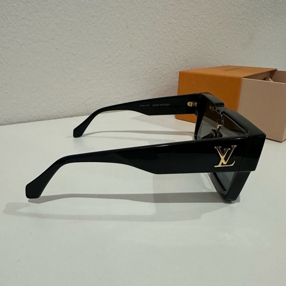 Louis Vuitton cyclone sunglasses - Picture 6 of 8